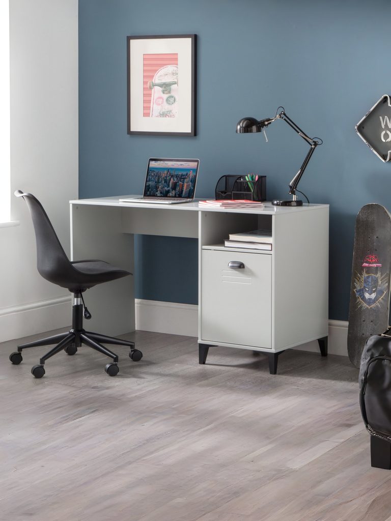 Standing Desk vs Sitting Desk: Which Is Better?