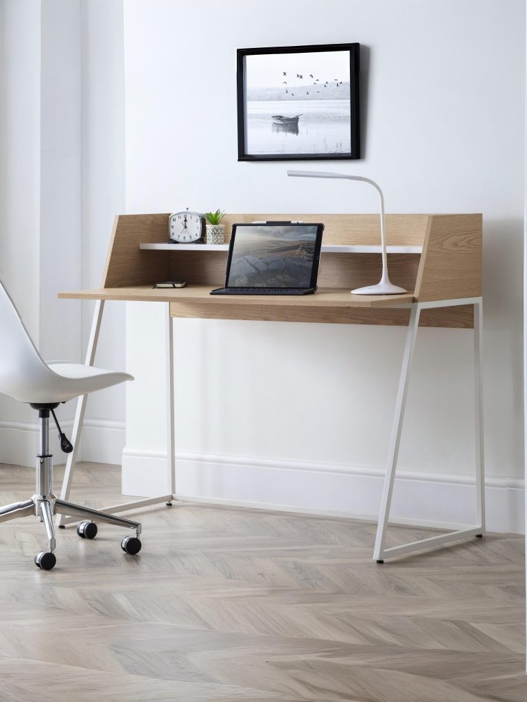 L-Shaped vs Straight Desk: How to Choose
