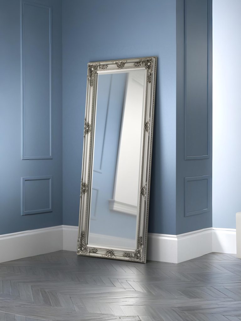 How to Clean a Mirror Without Streaks
